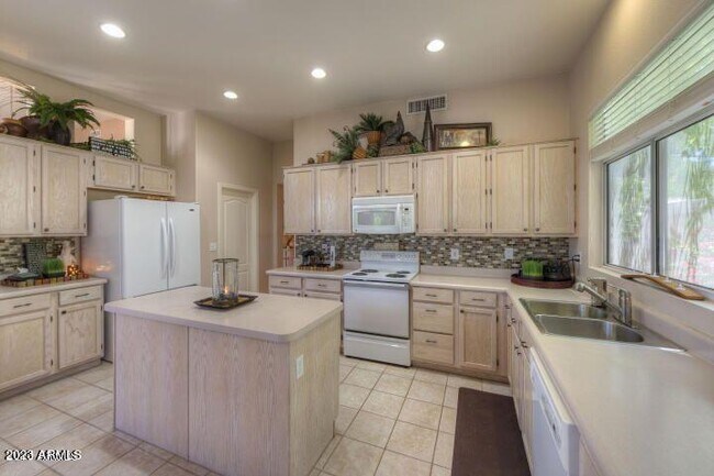 Foto del edificio - 5501 E Blanche Dr