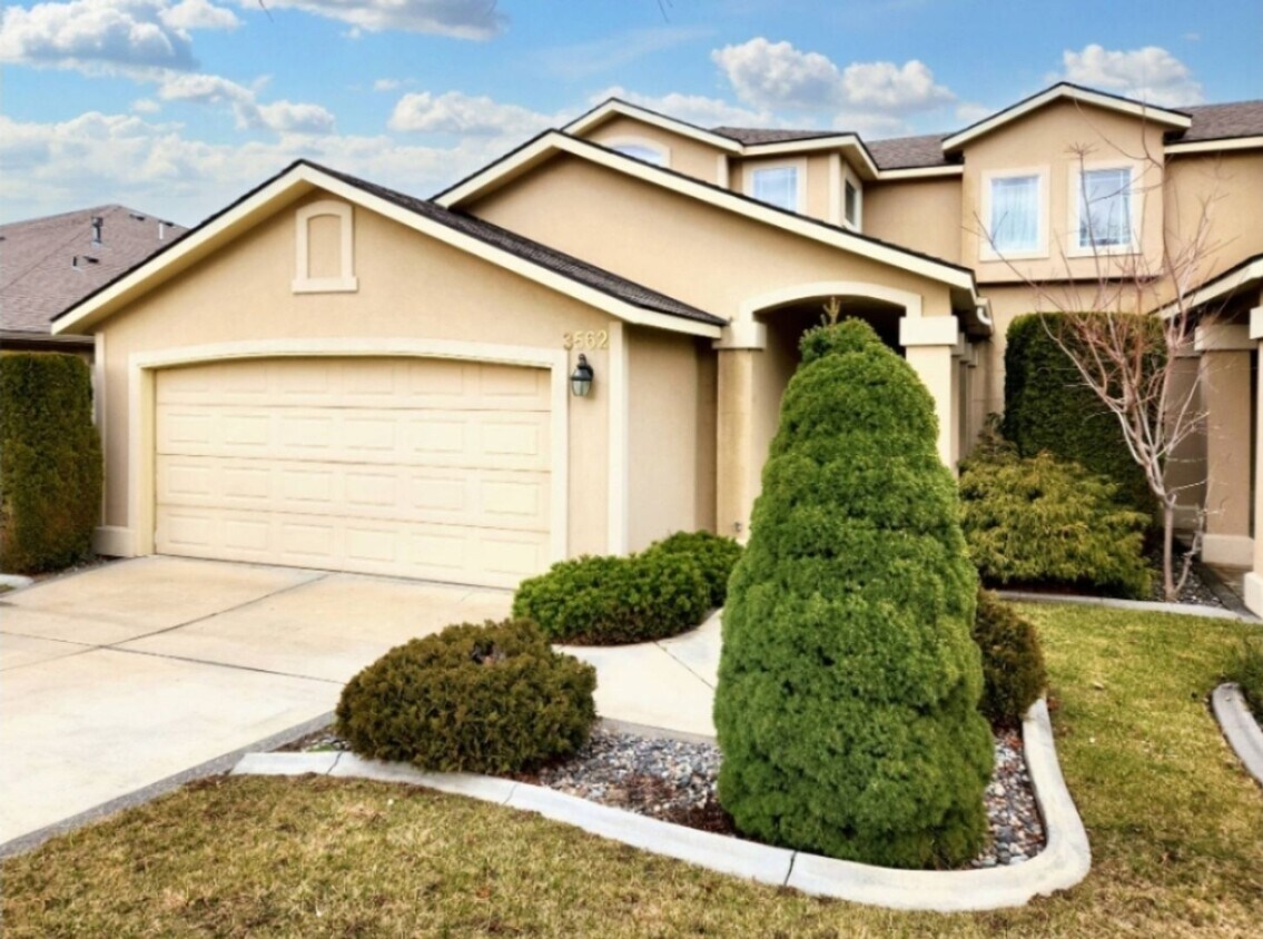 LARGE 2Story 4 Bedroom Townhouse for Rent Townhome Rentals in