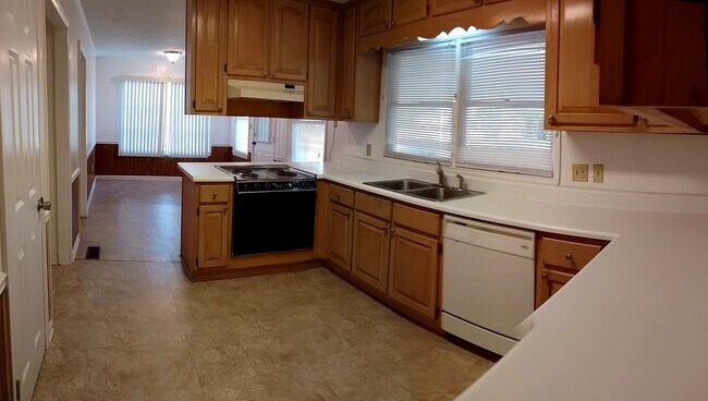 Cocina con espacio para una mesa de 8 personas. - 390 N Lanier St