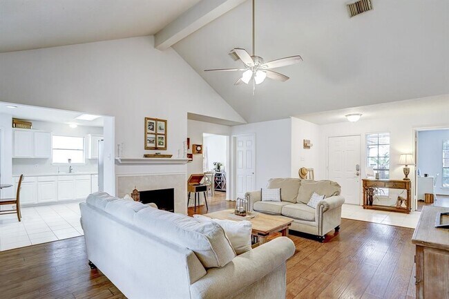 Foto del edificio - 12230 Cypress Shores Dr