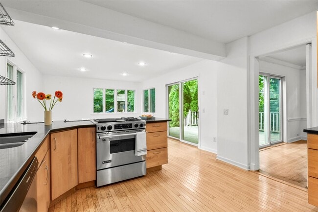 Foto del edificio - 721 Forest Ave