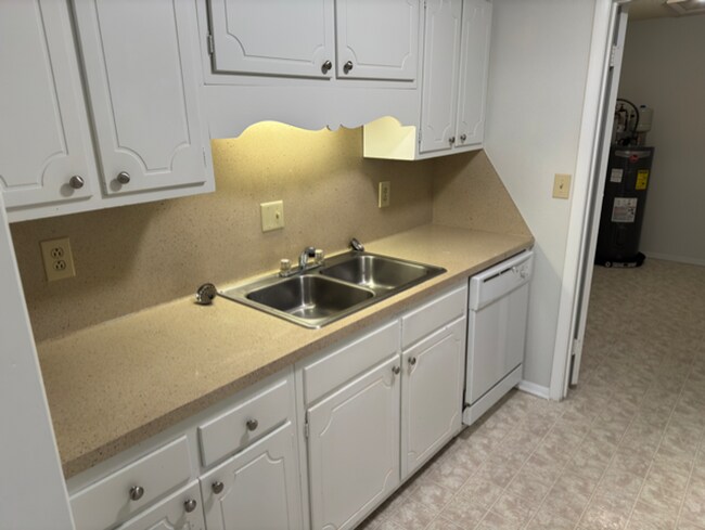 Building Photo - 2 bed/2 bath upper-level condo-Available 8...