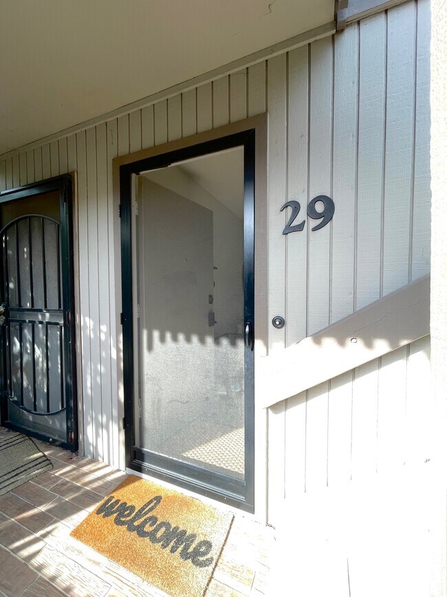 Foto del edificio - 155 Rosebay Dr