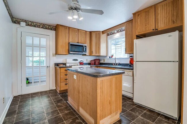 Foto del edificio - 4026 Longleaf Dr
