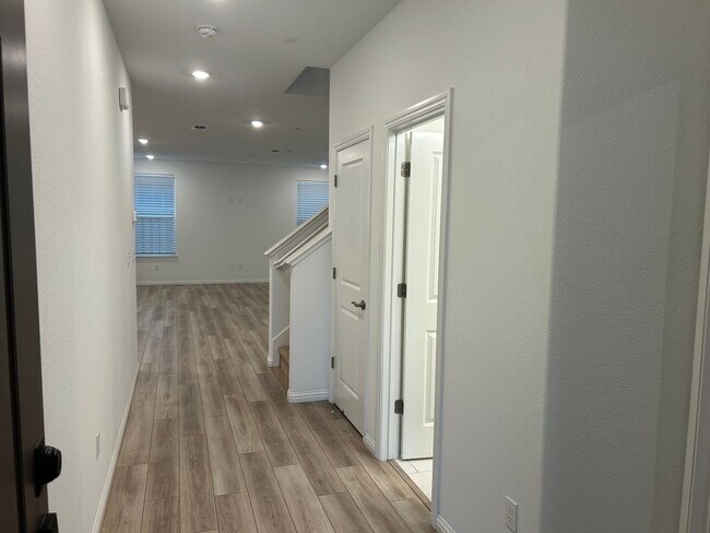 Foto del edificio - Beautiful 4 Bedroom 3 Bath Brentwood Home