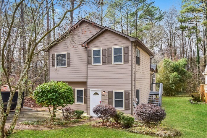 Primary Photo - Beautiful 4 Bedroom with Vaulted Ceilings!