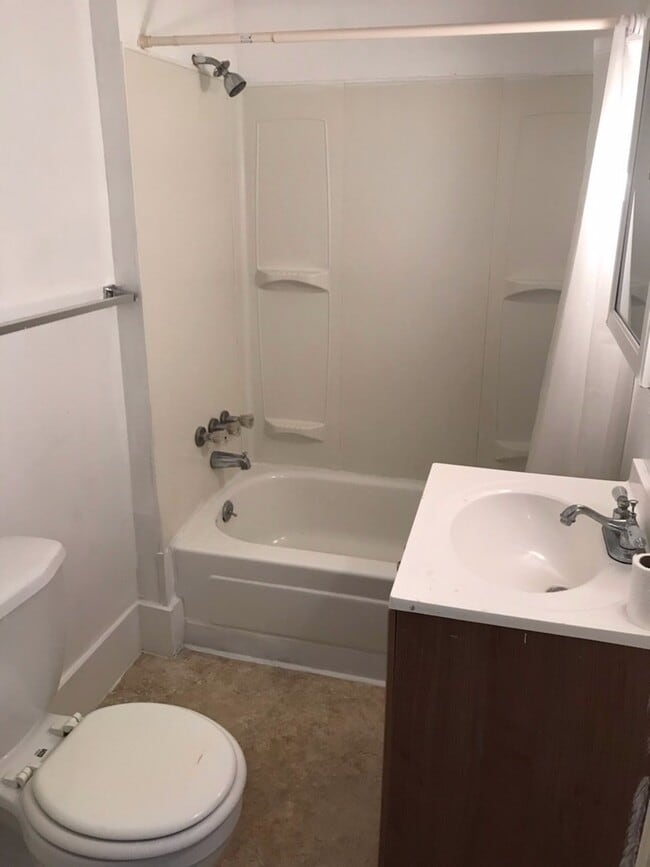Building Photo - 2 bedrooms 1 bath