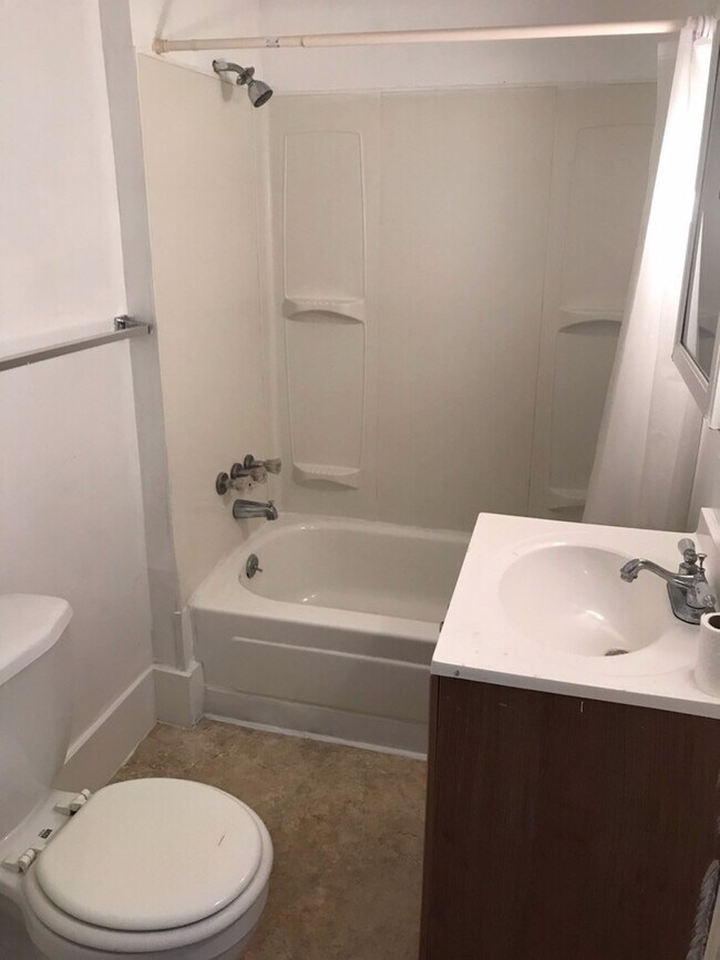 Foto del edificio - 2 bedrooms 1 bath