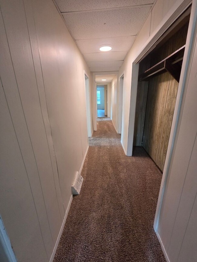 Building Photo - Lower 2 bedroom unit East Side