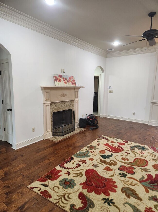 Building Photo - 4 bedroom home for rent