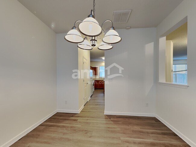 Foto del edificio - 6004 Glen Way Dr