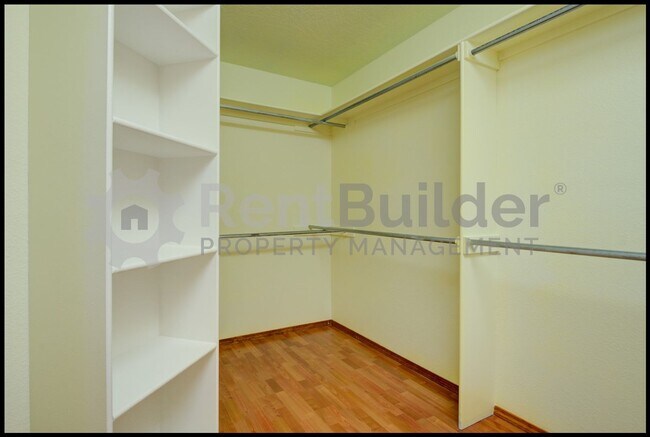 Foto del edificio - LEASE PENDING - PLEASE APPLY AT YOUR OWN DISCRETION