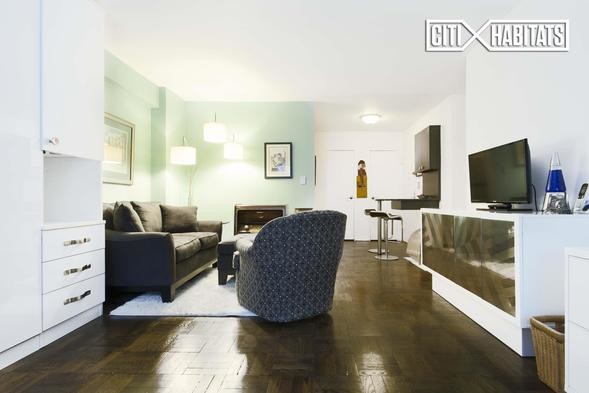 Foto principal - 330 E 49th St