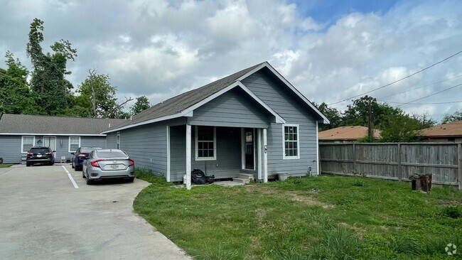 Building Photo - 3821 Wipprecht St