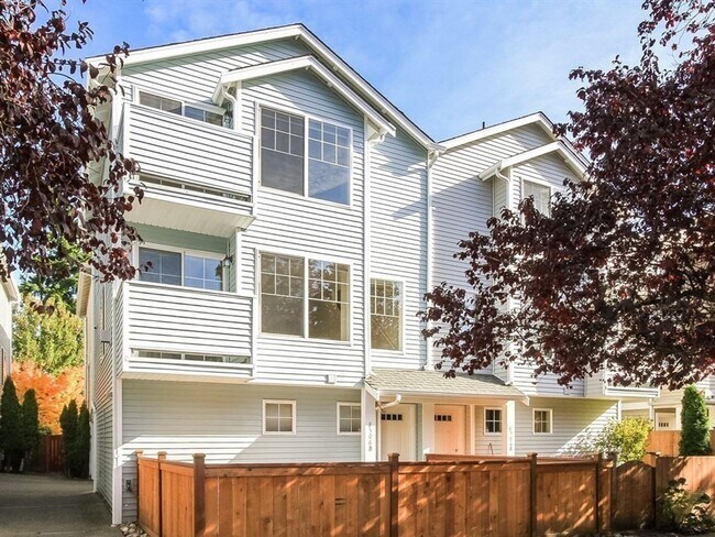 Fabulous Green Lake Townhome - Fabulous Green Lake Townhome