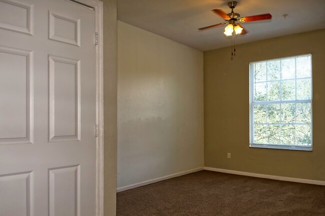 Building Photo - 3/2 2nd floor condo overlooking the water ...