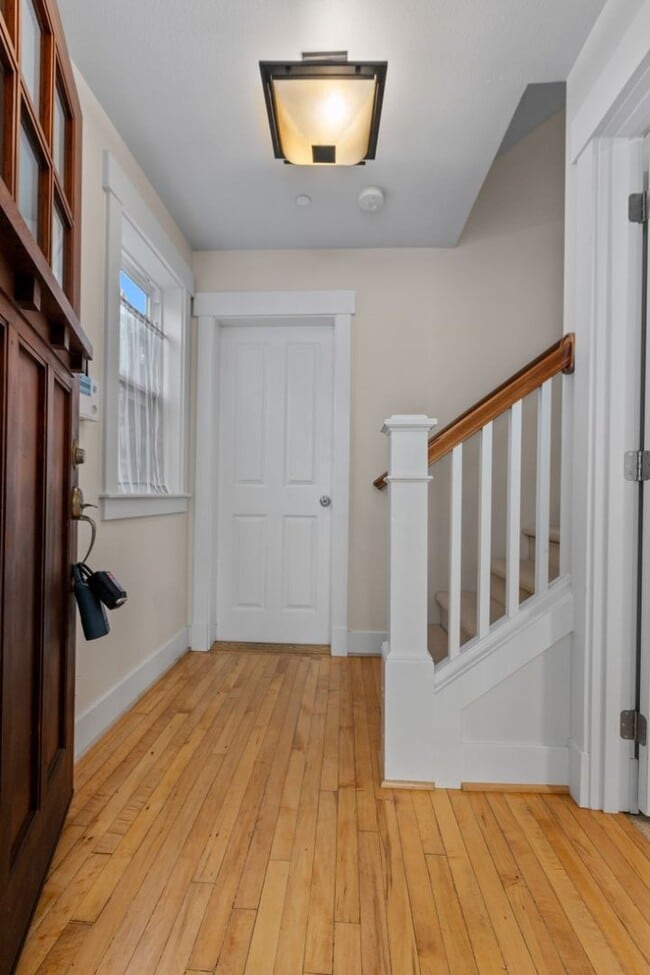 Building Photo - 2bd/1.75Ba Seattle Townhouse