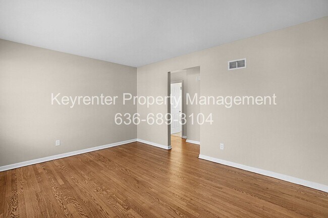Foto del edificio - COMING SOON!! Charming 3-Bedroom Home in a Prime Saint Charles Location!