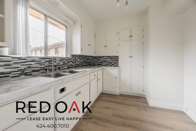 Foto del edificio - ~2 Months FREE~ Stunning One Bedroom Featu...
