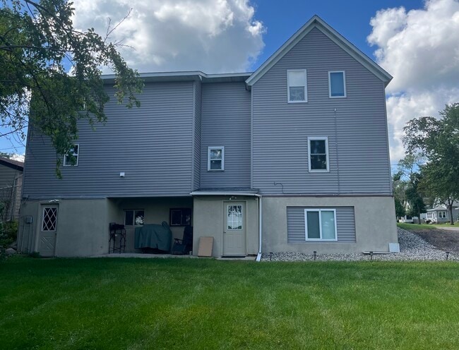 Building Photo - 503 Elm St