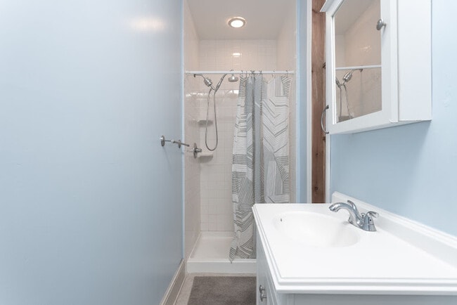 Building Photo - 4504 Regent St