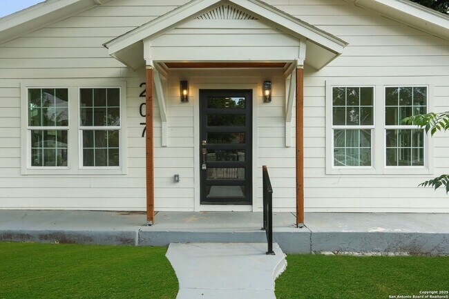 Building Photo - 207 Alvarez Pl