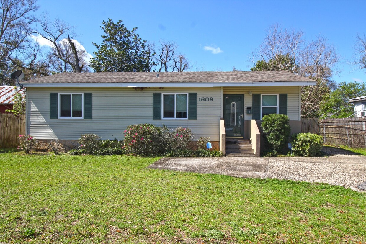 Primary Photo - 3 bedroom 2 bathroom home close to Downtow...