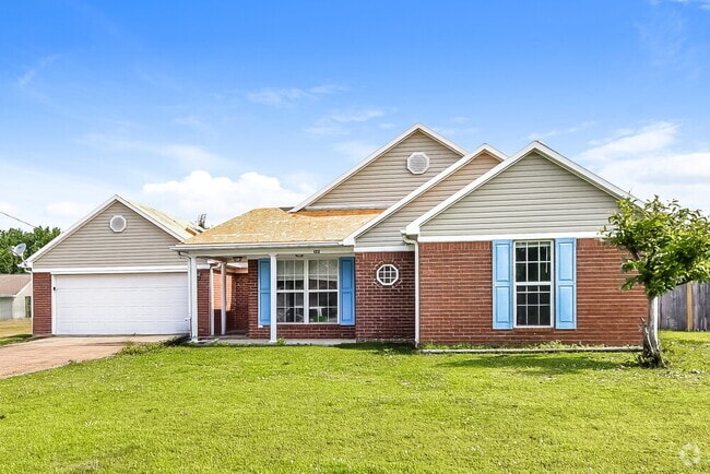 Building Photo - 122 Royal Oaks Dr