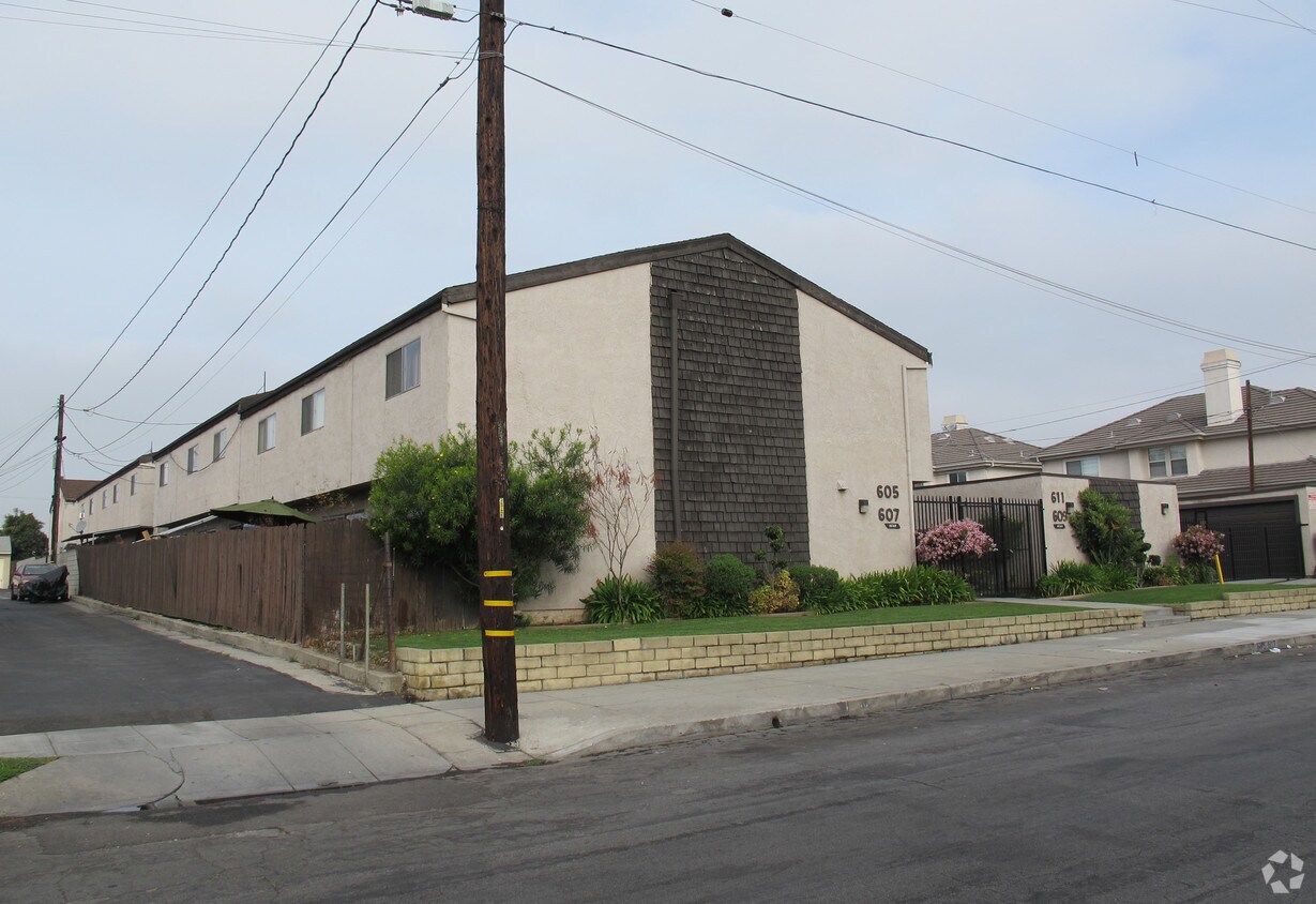 Building Photo - 605 N Nicholson Ave