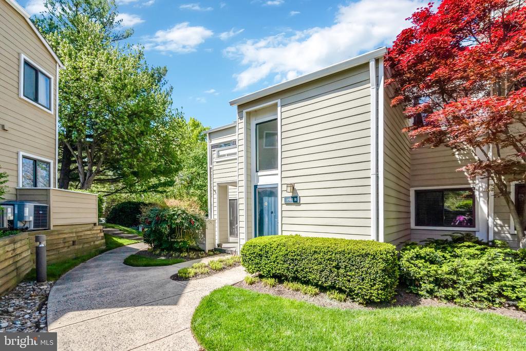 1981 Villaridge Dr Unit 1981B, Reston, VA 20191 Room for Rent in