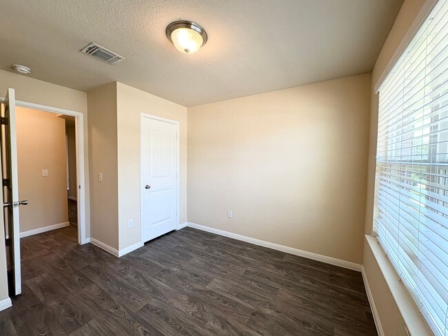 Building Photo - 10617 Menominee Falls Ln