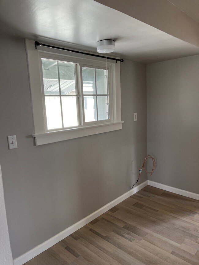 Rincón de cocina con línea de agua para el frigorífico. - 1610 W 168th St