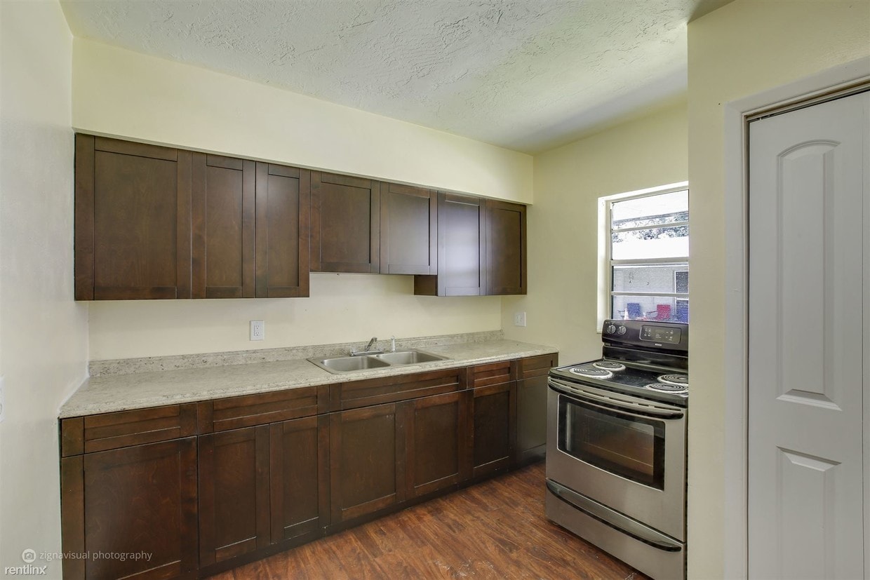 Primary Photo - 740 NE 5th Ave