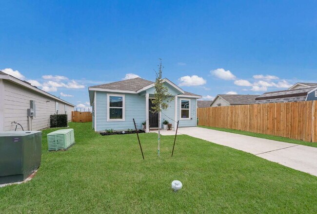 Foto del edificio - "Charming 4-Bedroom Oasis with 2 Full Baths in Converse - 1500 Sq Ft of Comfort!"