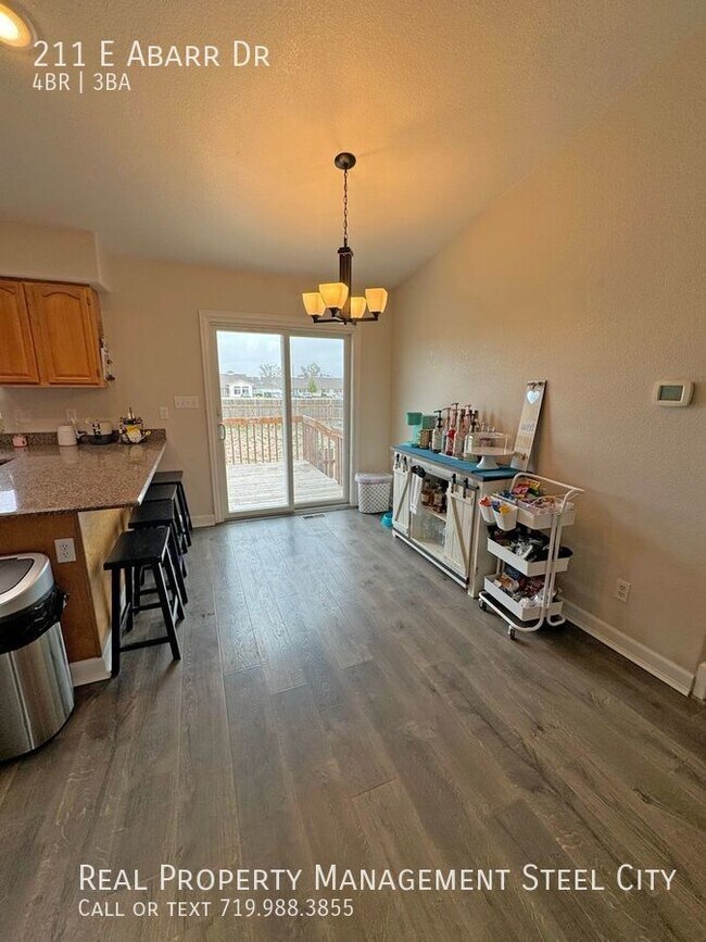 Building Photo - 4 Bed 3 Bath Dream Home