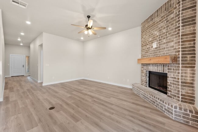 Building Photo - 4 Bedroom Rental Available July 7th in Lub...