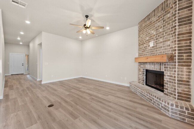 Foto del edificio - 4 Bedroom Rental Available July 7th in Lub...