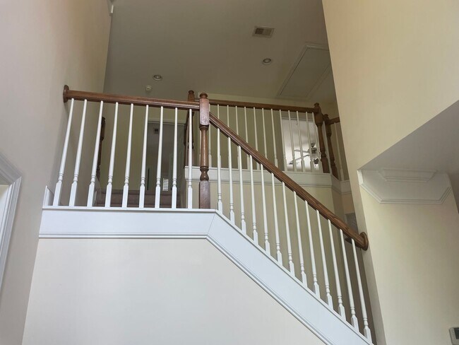 Building Photo - Outstanding Five Bedroom Three Full Bathro...
