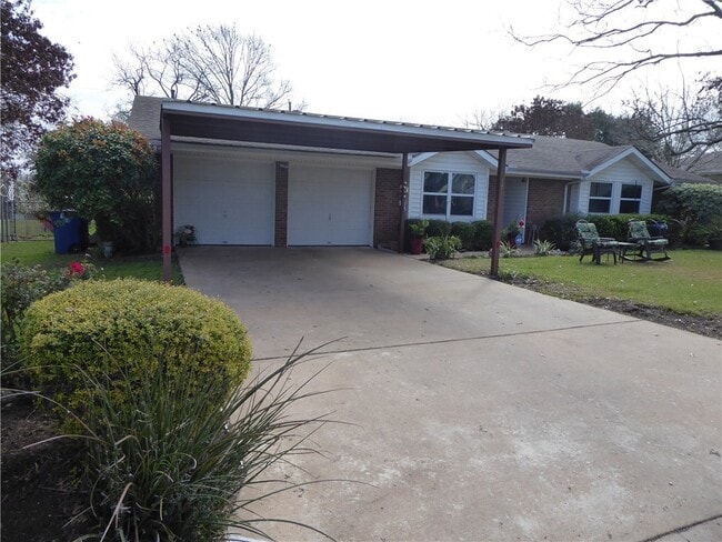 Building Photo - 11511 N Oaks Dr