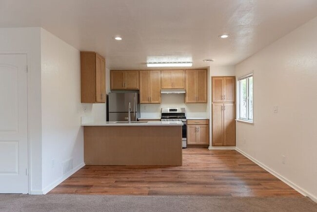 Building Photo - 2 Bedroom in Marina with Private Yard!