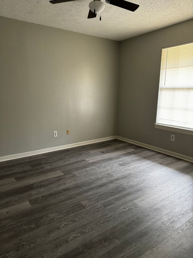 Building Photo - Charming 2/2 Condo Blocks from Baylor Campus!