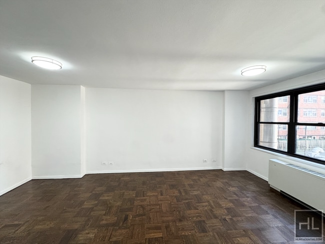 Building Photo - 5 AVENUE