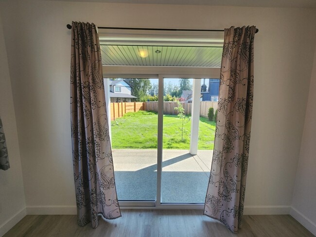 Photo du bâtiment - 5863 Deuchars Dr