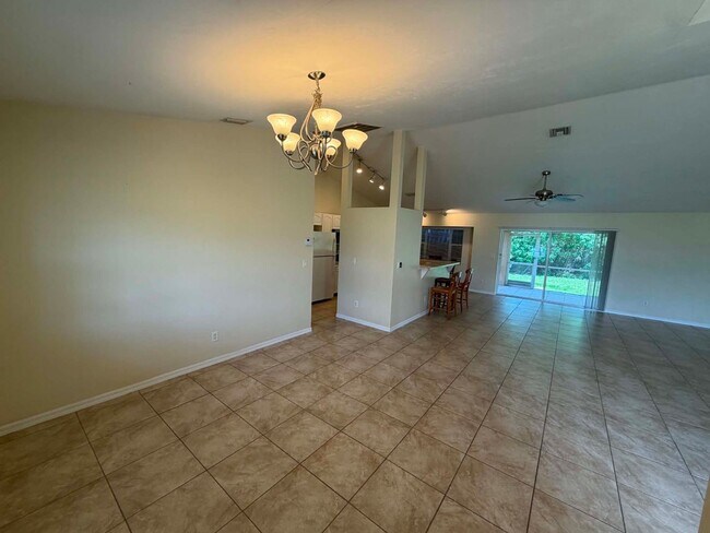 Building Photo - Your Dream Home Awaits in Port Charlotte!