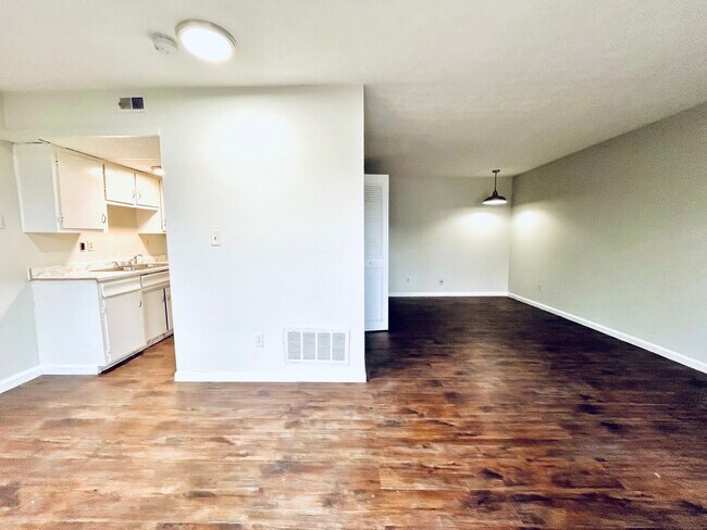 Foto del edificio - Town Pointe Apartments