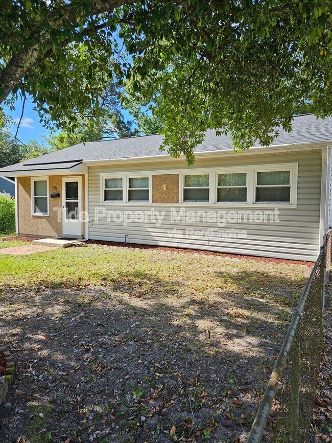 Building Photo - 5821 Robinhood Dr