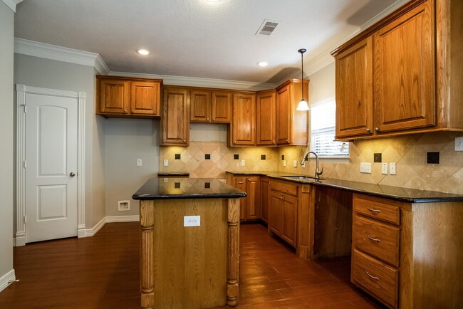 Building Photo - 612 Spruce Dr