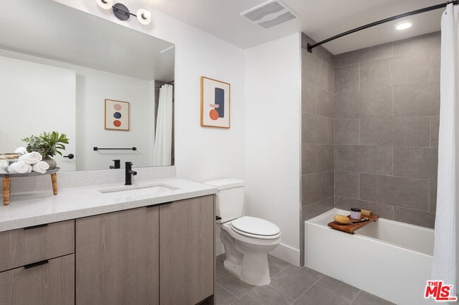 Foto del edificio - 7617 Santa Monica Blvd