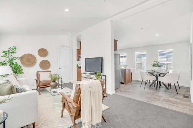 Building Photo - Newly 3 Bedroom / 2 Bathroom Home in Excel...