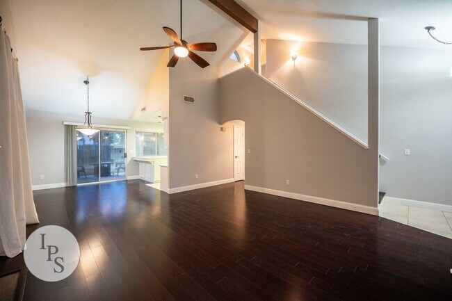 Building Photo - North East Fresno Home, 3BR/2BA, in Clovis...